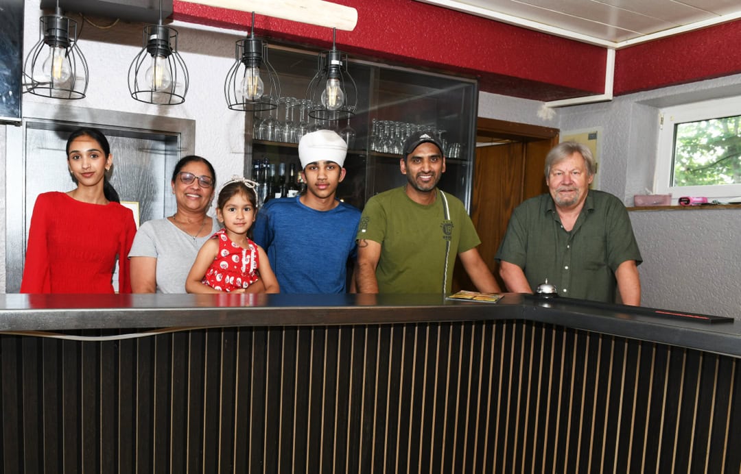Familie Singh zusammen mit der ersten Vorsitzenden der TGO Markus Proksch (re.)